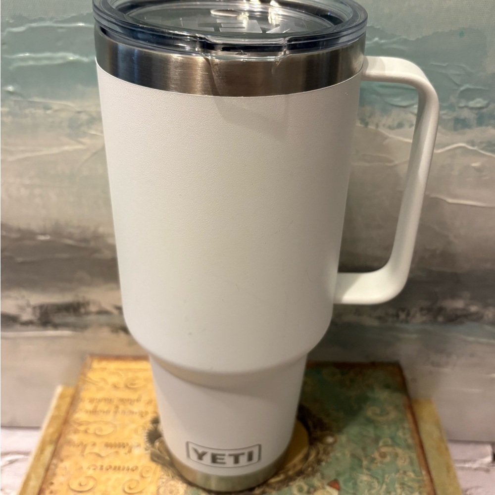 White YETI Rambler 35 oz - Picture 3 of 4